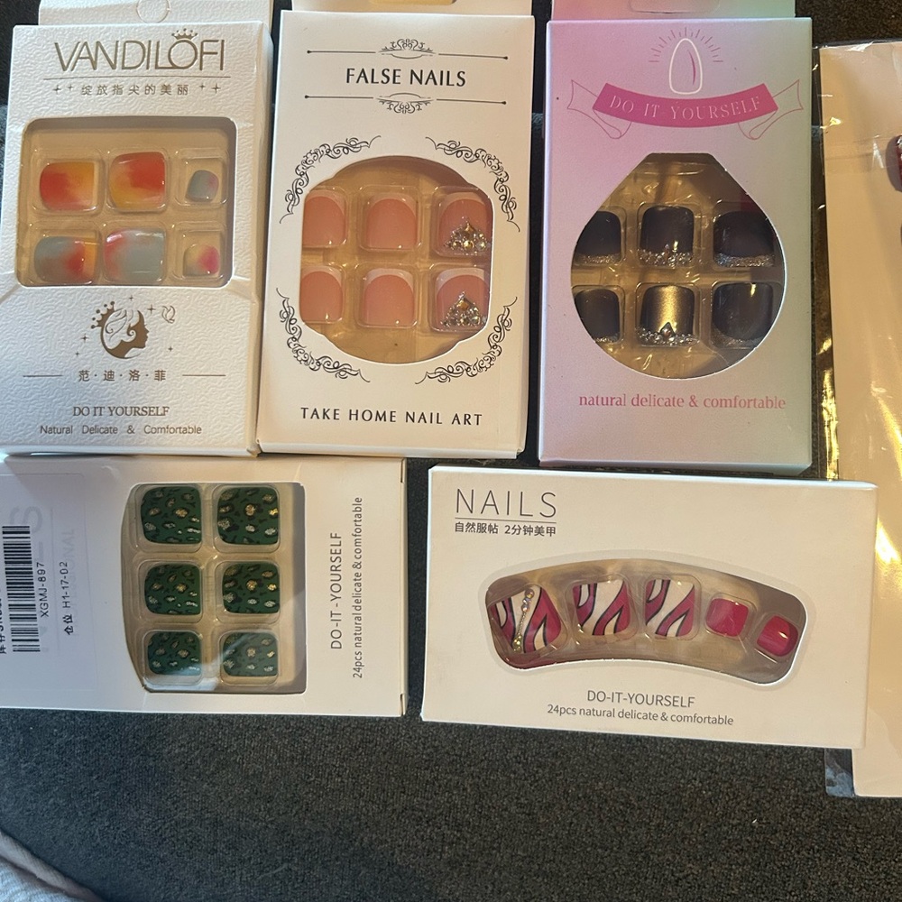 Elegant Press-On Nails Set  and glue stickers a set of six.